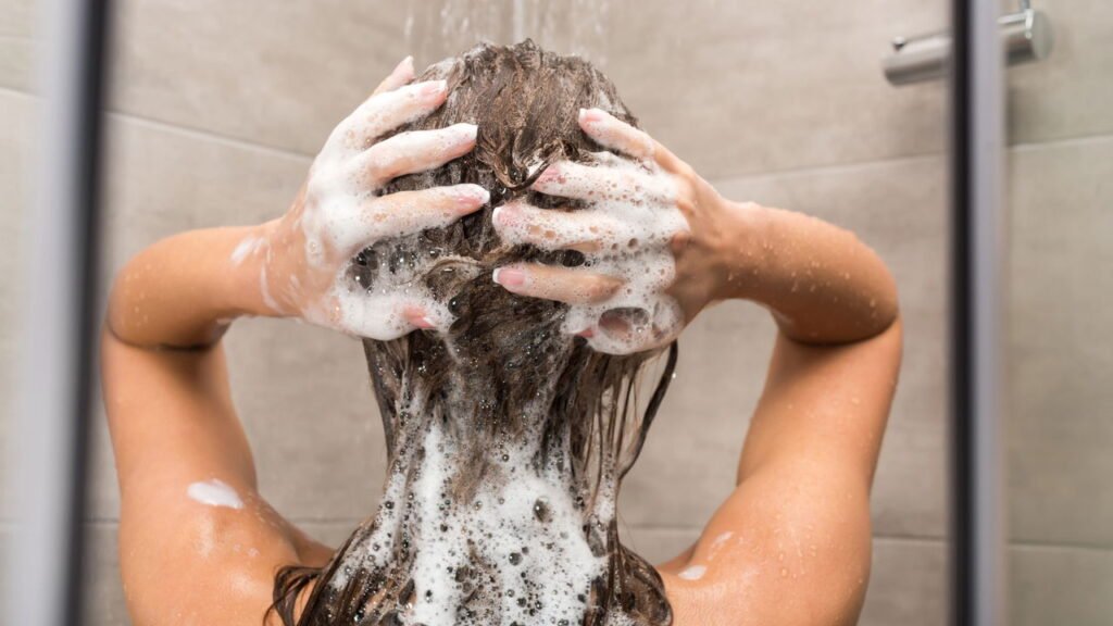 O jeito errado que quase todo mundo usa o shampoo no banho