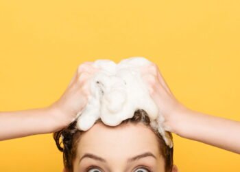 O jeito errado que quase todo mundo usa o shampoo no banho