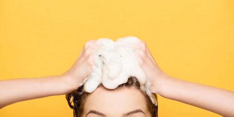 O jeito errado que quase todo mundo usa o shampoo no banho
