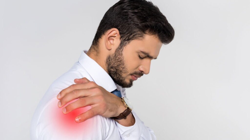 Evitar dor no ombro começa com postura, fortalecimento e cuidado diário