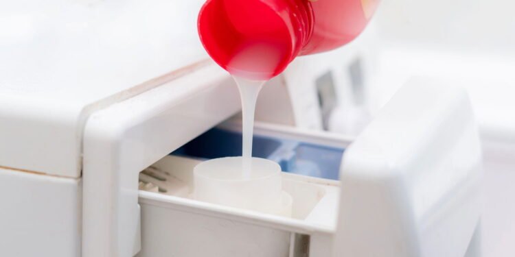 Os cinco erros ao usar amaciante que podem danificar sua máquina de lavar, segundo especialistas.