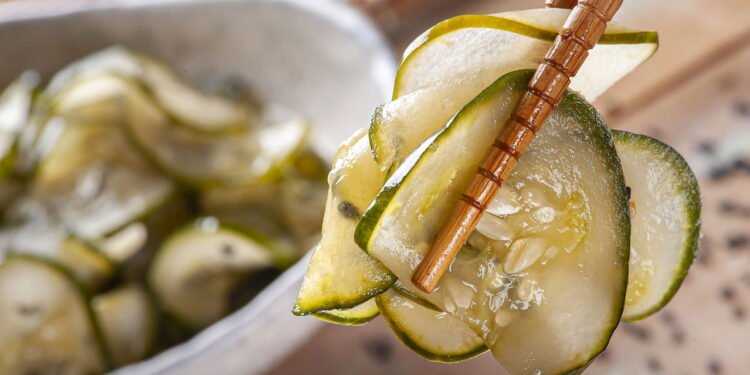 Salada japonesa com 40 calorias que refresca e fica pronta em 30 minutos