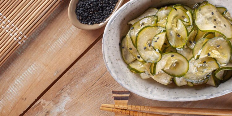 Salada com pepino que virou queridinha dos rodízios faz bem e é fácil de fazer