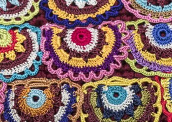 Com apenas barbante e agulha você cria um tapete decorativo de crochê lindo e barato