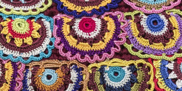 Com apenas barbante e agulha você cria um tapete decorativo de crochê lindo e barato