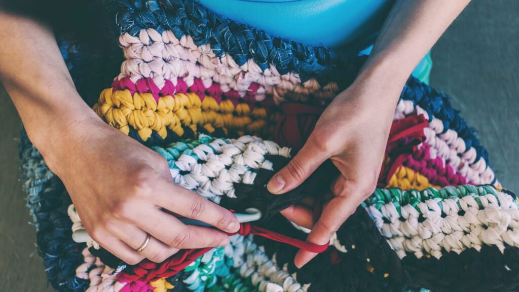 Com apenas barbante e agulha você cria um tapete decorativo de crochê lindo e barato