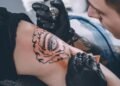 Spray usado em tatuagem é proibido por risco à saúde