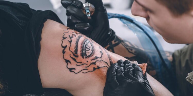 Tatuagem - Créditos: depositphotos.com / KostyaKlimenko