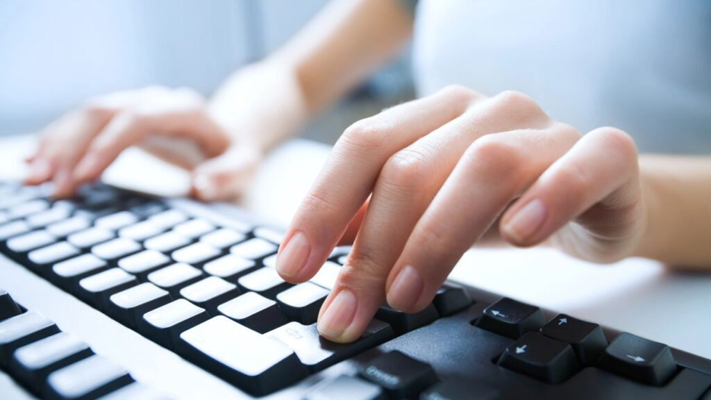 Por que só as teclas F e J têm um traço em alto-relevo no teclado?