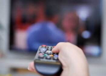 O que significa dormir com a televisão ligada, de acordo com a psicologia