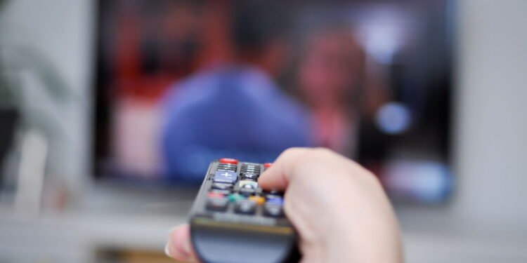 O que significa dormir com a televisão ligada, de acordo com a psicologia