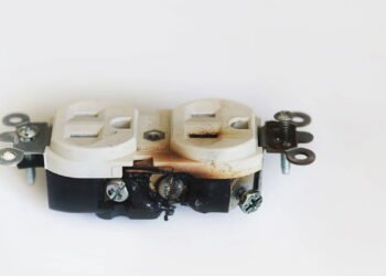 Se sua tomada apresentar estes sinais, troque-o rapidamente: pode causar um incêndio