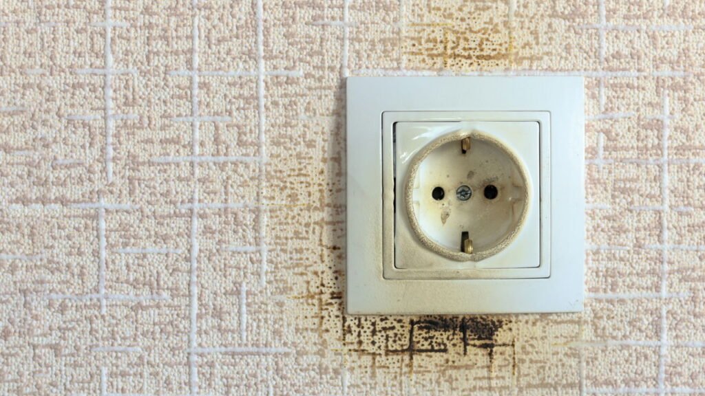 Se sua tomada apresentar estes sinais, troque-o rapidamente: pode causar um incêndio