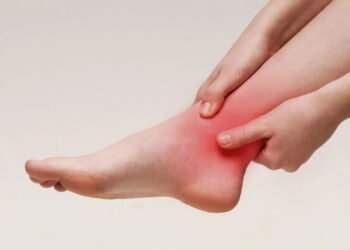 Exercício simples de 5 minutos para fazer em casa que fortalece tornozelos e joelhos