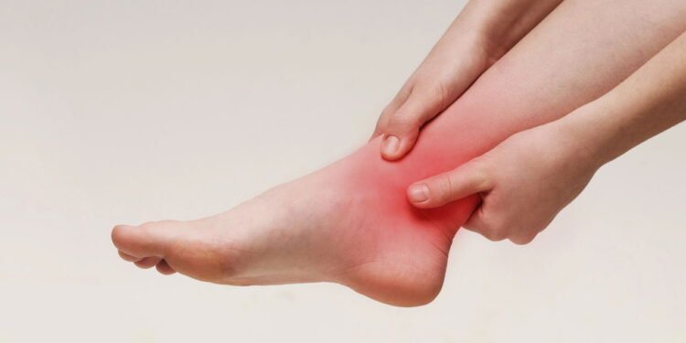 Exercício simples de 5 minutos para fazer em casa que fortalece tornozelos e joelhos