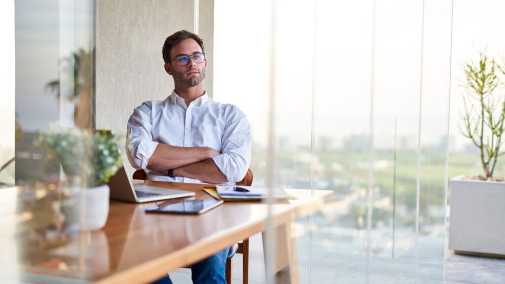 14 hábitos de escritório que podem fazer você parecer bagunçado e pouco profissional