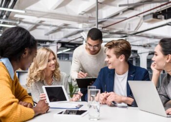 Ter amigos no trabalho faz com que seu desempenho possa aumentar, segundo especialistas