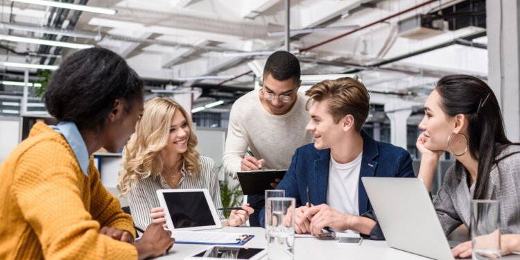 Ter amigos no trabalho faz com que seu desempenho possa aumentar, segundo especialistas