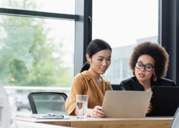 6 sinais de "bajulação crônica", de acordo com um psicólogo clínico