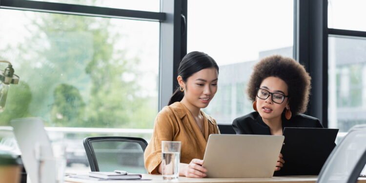 6 sinais de "bajulação crônica", de acordo com um psicólogo clínico