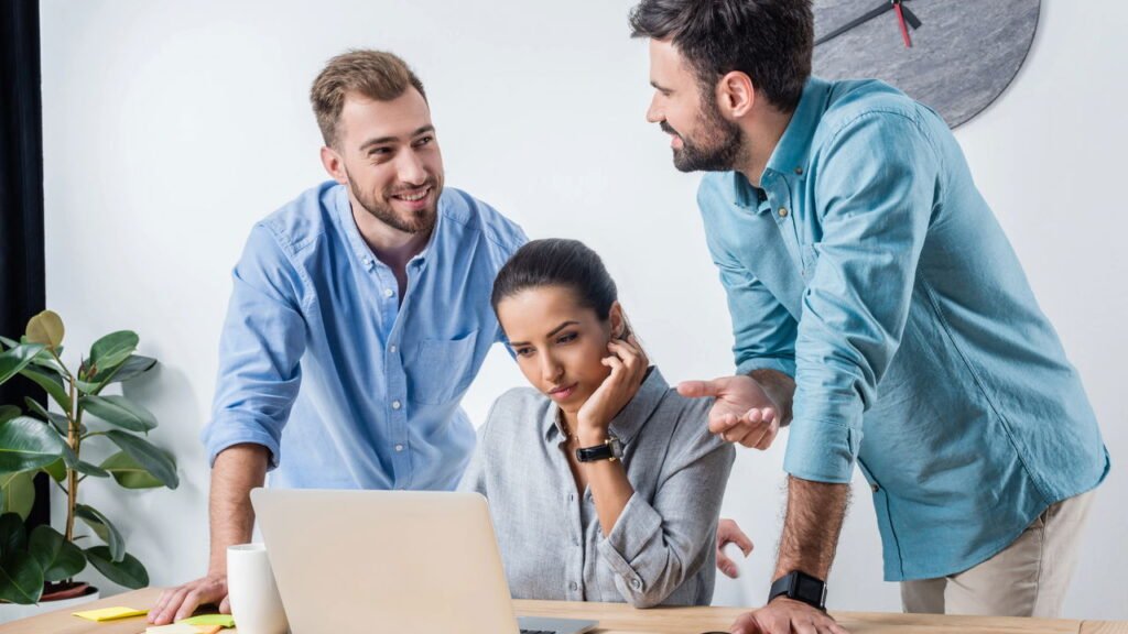 6 sinais de "bajulação crônica", de acordo com um psicólogo clínico