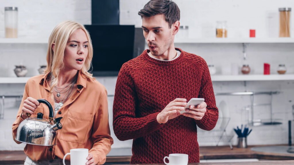 Não é o celular: o verdadeiro objeto que mais revela infidelidade, segundo especialistas