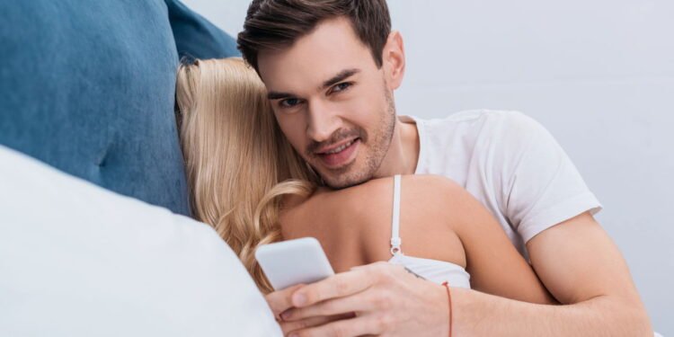 A frase que as pessoas infiéis mais repetem para justificar suas ações, segundo a psicologia