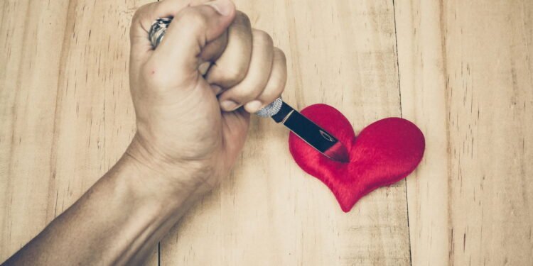 Por que algumas pessoas se apaixonam por quem faz mal?