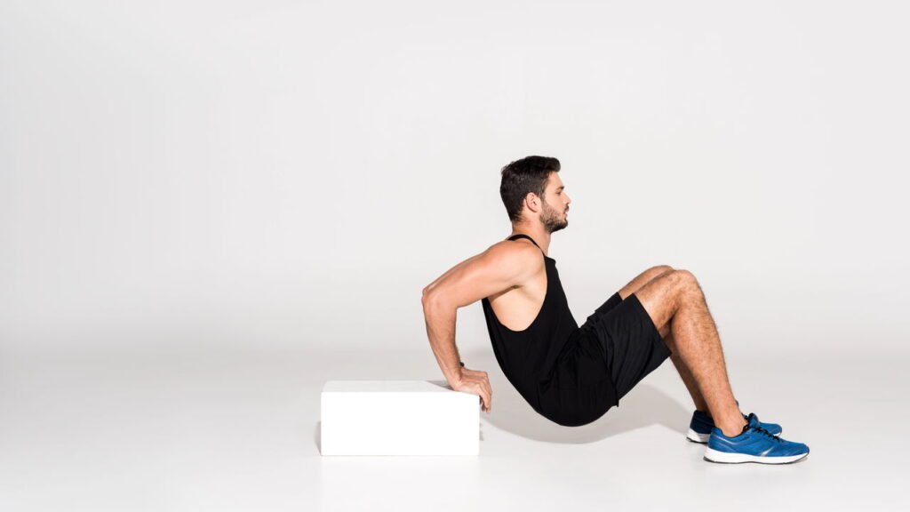 Os 5 melhores exercícios para fortalecer o tríceps sem sair de casa