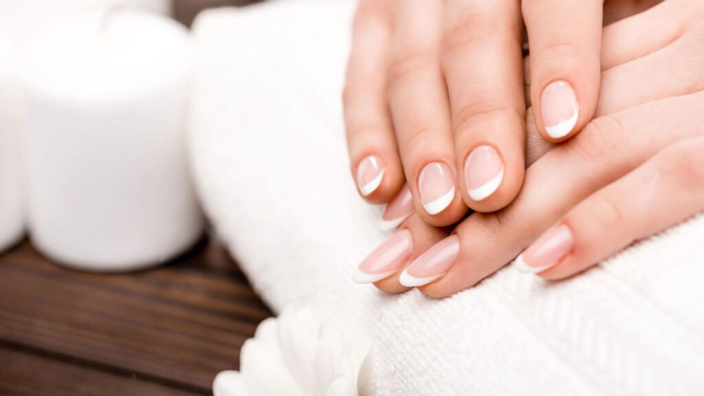 Por que suas unhas ficam amareladas do esmalte e ninguém te conta