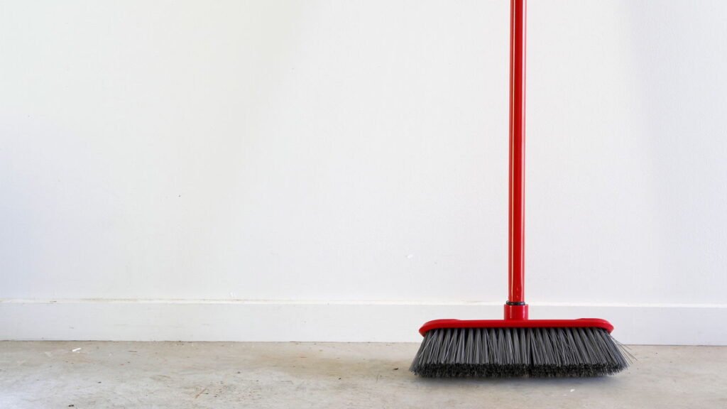 Onde guardar a vassoura para afastar energias ruins, segundo o Feng Shui