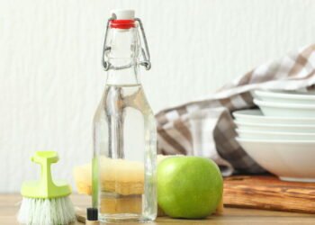 Mistura com 3 ingredientes da cozinha limpa banheiros e tira odores