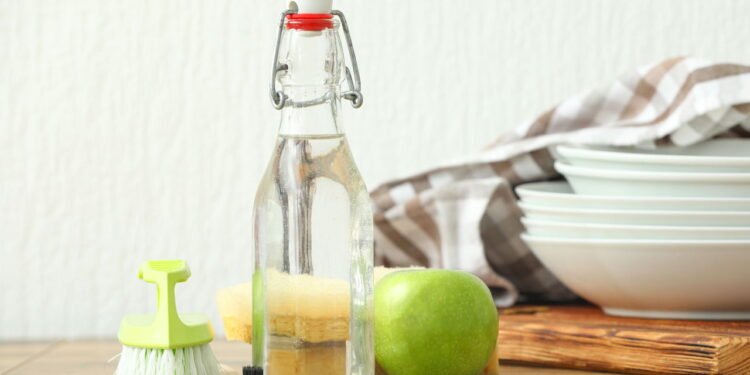 Mistura com 3 ingredientes da cozinha limpa banheiros e tira odores