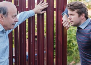 Maneiras de lidar com seu vizinho rude sem causar problemas no dia a dia