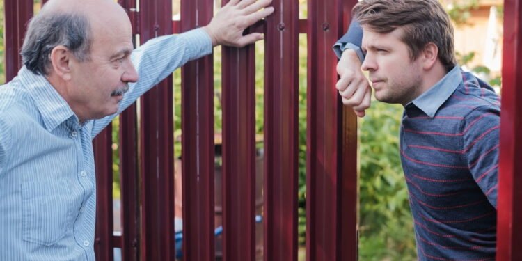 Maneiras de lidar com seu vizinho rude sem causar problemas no dia a dia