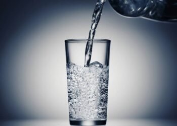 O que são as bolinhas na água com gás e por que elas aparecem?