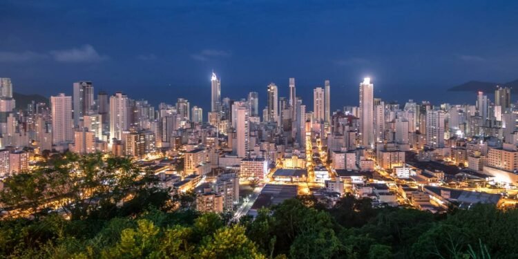 Balneário Camboriú se consolida como referência em turismo, luxo e desenvolvimento imobiliário no país. // Créditos: depositphotos.com / diegograndi