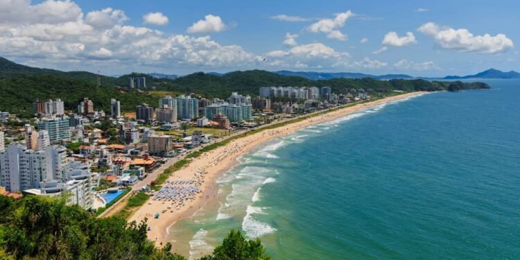 Cresce 29% o número de brasileiros se mudando para essa cidade de Santa Catarina com alta qualidade de vida pertinho do mar