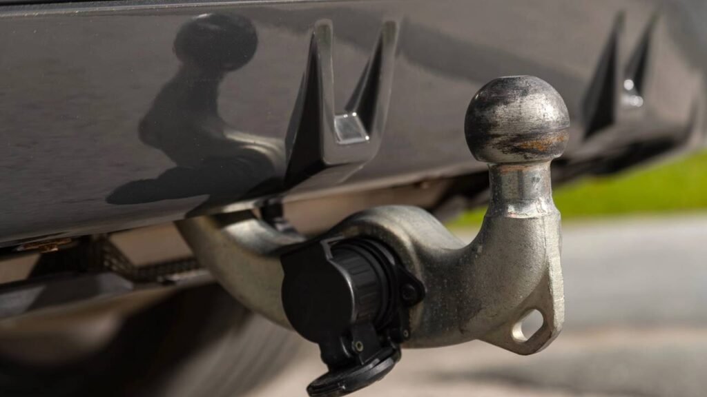 Descubra por que motoristas colocam bolas de tênis na barra de reboque