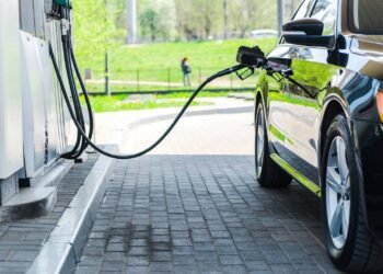 A velocidade que você anda com seu veículo pode estar gastando mais combustível que o normal, segundo especialistas