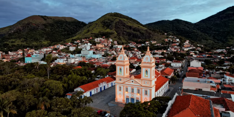 A cidade marcada pelo ciclo do café no Rio de Janeiro que preserva sua elegância imperial e ecoturismo de aventura nas montanhas