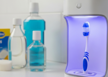 Poucos sabem de quanto em quanto tempo limpar a escova de dentes para eliminar bactérias