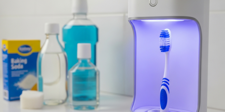 Poucos sabem de quanto em quanto tempo limpar a escova de dentes para eliminar bactérias