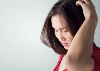 Quais são as principais causas da dor no couro cabeludo?