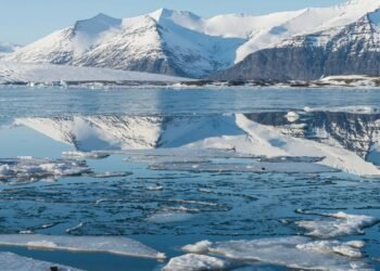 NASA descobre segredo obscuro enterrado 30 metros sob a camada de gelo da Groenlândia