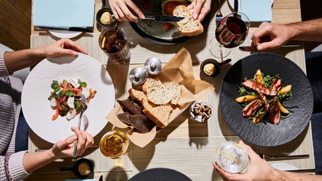 Hábitos de restaurante que revelam silenciosamente que você foi criado com boas maneiras