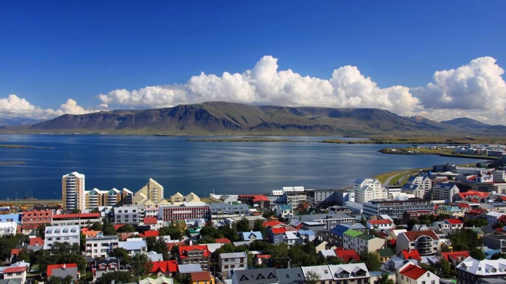 Reykjavik, a capital mais ao norte do mundo, surpreende com sua vibrante oferta cultural e apenas 140 mil habitantes - Créditos: depositphotos.com / Hannamariah
