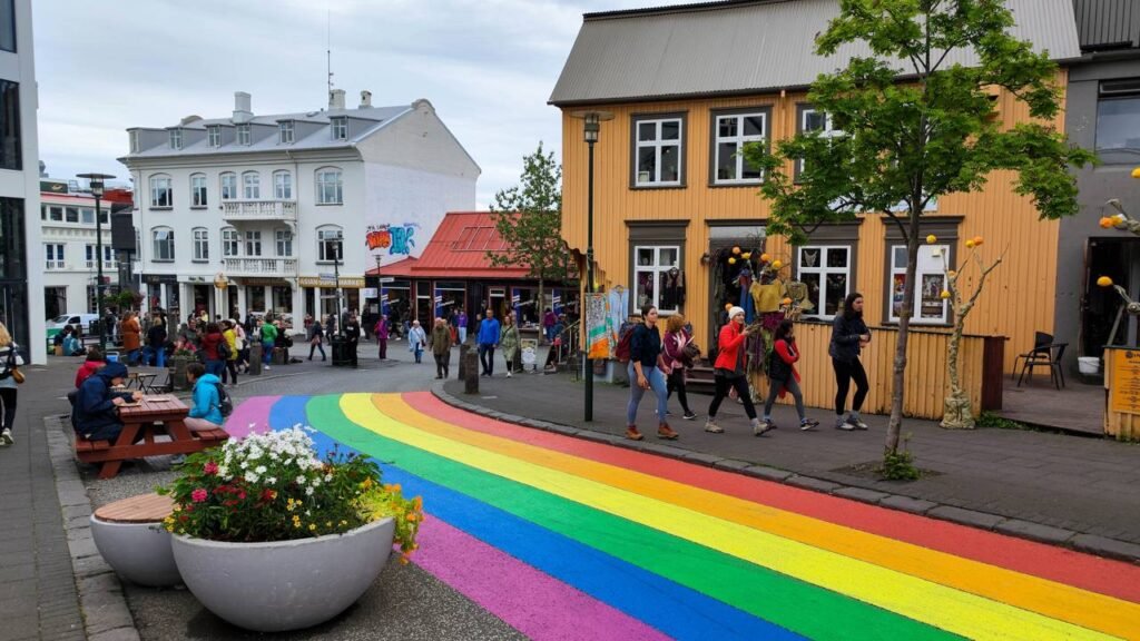 As ruas coloridas de Reykjavik acolhem visitantes com símbolos de inclusão e uma hospitalidade única que faz todos se sentirem em casa - Créditos: depositphotos.com / Fotoember