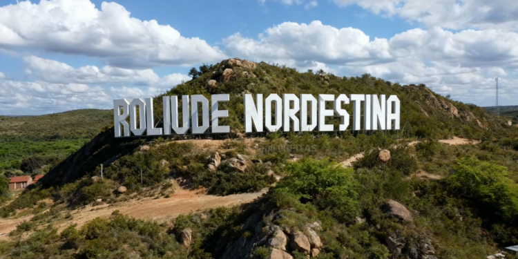 Cabaceiras, PB, é conhecida como a "Roliúde Nordestina", famosa por suas filmagens e cultura. / Gerada por IA
