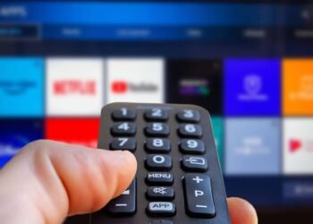 O jeito certo de limpar sua Smart TV e manter a imagem perfeita